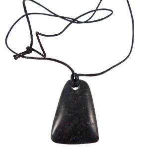 Pendentif hache en Serpentine